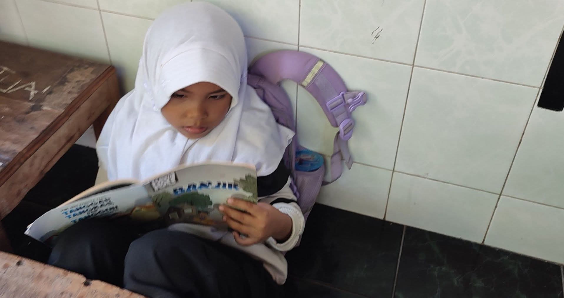 Children Reads Books