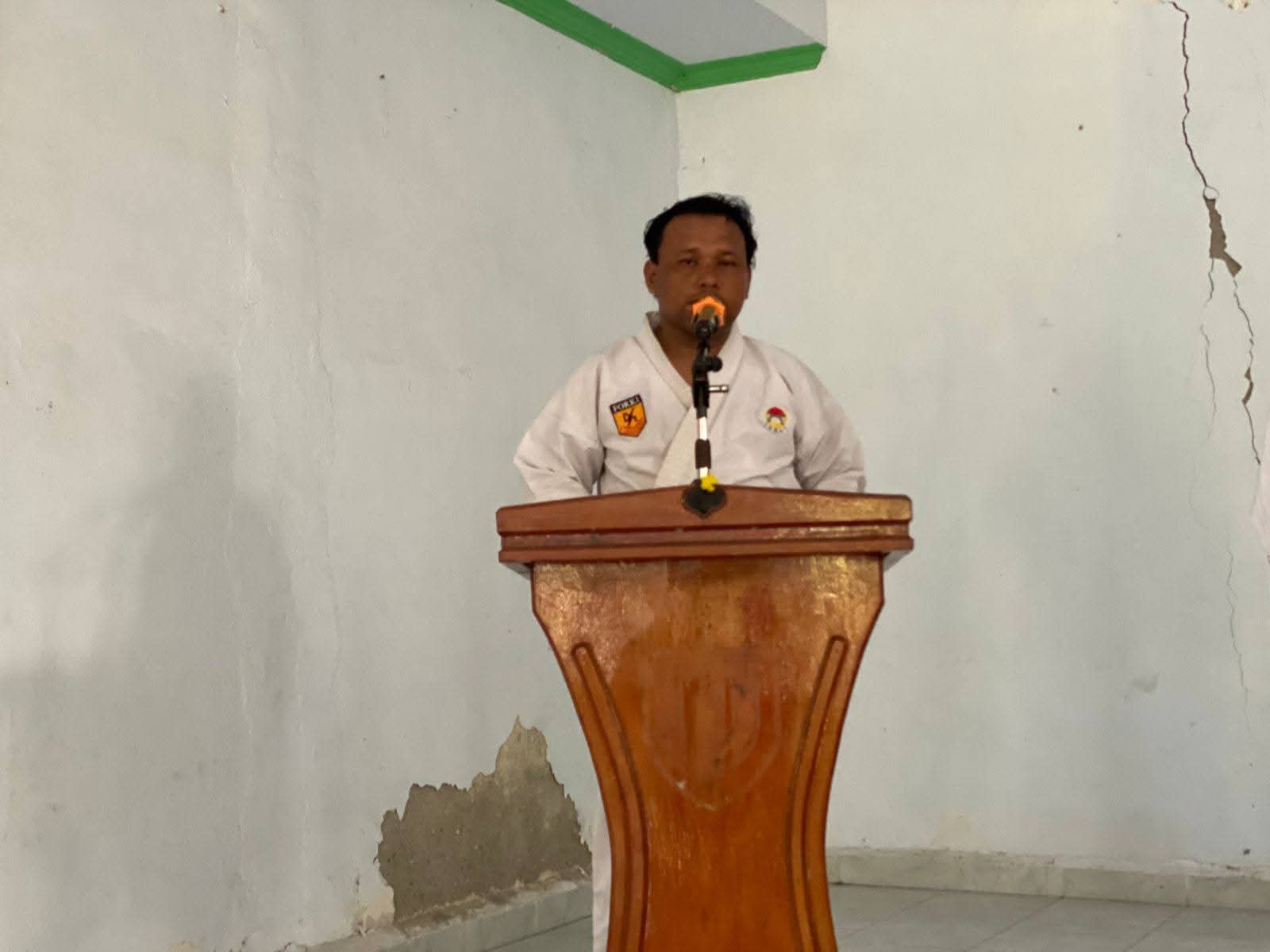 Sensei Sarifuddin, Ketua Panitia Ujian dan Sekretaris INKAI Bulukumba pada sambutan Ujian Kenaikan Sabuk/Penurunan Kyu di Aula Kodim Bulukumba pada Minggu, 15 Februari 2026