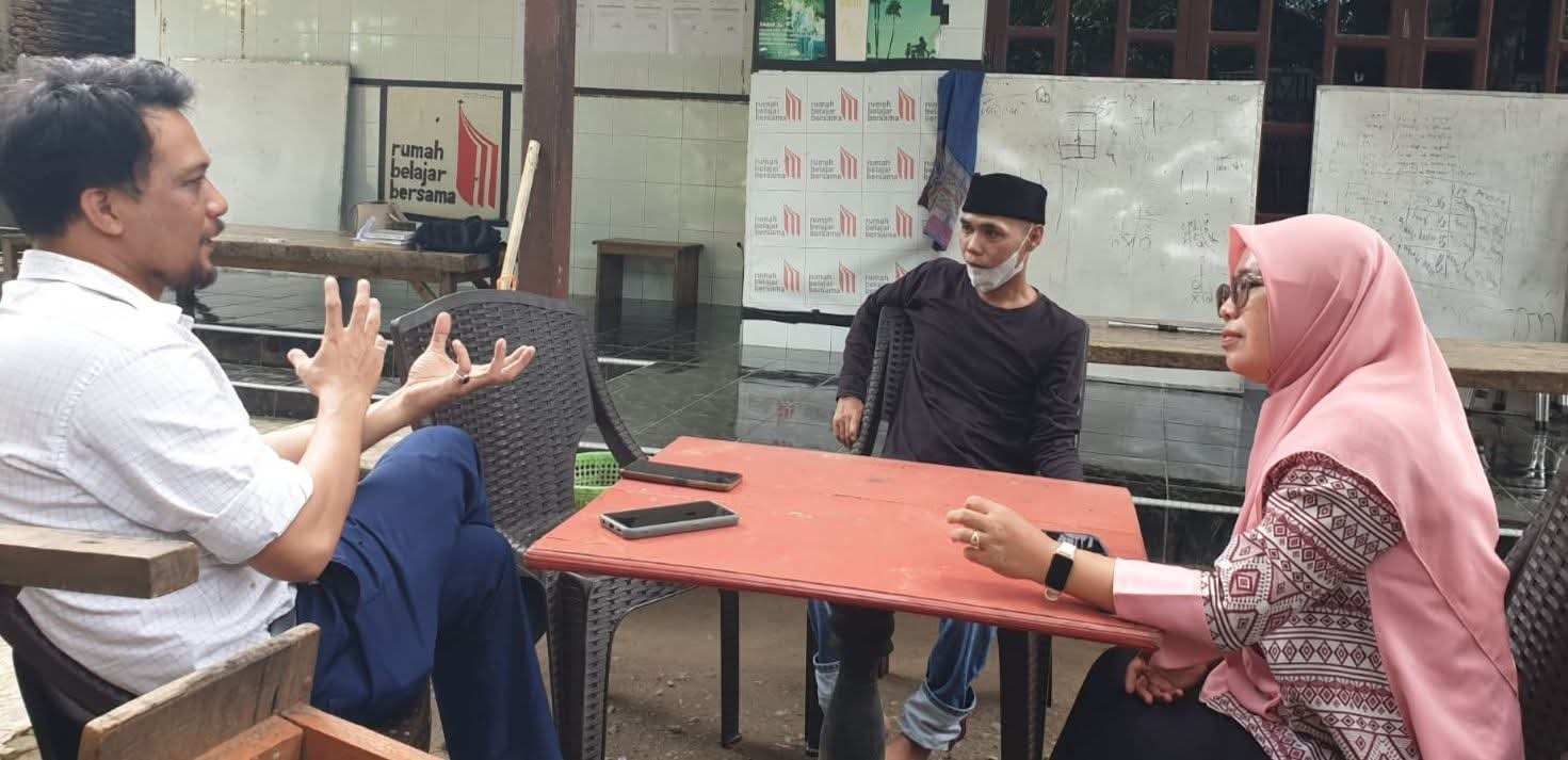 Diskusi tentang strategi pembelajaran Bahasa Inggris yang tepat sasaran. Terlihat Zulkarnain Patwa yang sedang menjelaskan, Miss Fathy Cayadi yang berjilbab sedang asyik memperhatikan dan Mr. Fajar Hamzah di tengah juga sedang asyik menikmati pembicaraan tentang pengembangan cara mengajar. Foto pada Kamis, 21 Mei 2025. Foto pada Kamis, 21 Mei 2025.