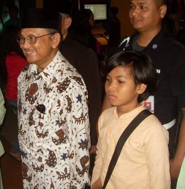 Asse Nur Izza Maharani yang sempat bertemu B. J. Habibie, Presiden RI ke 3, di Taman Pintar Yogyakarta pada 15 Agustus 2012. Sumber Foto: Rumah Belajar Bersama. 